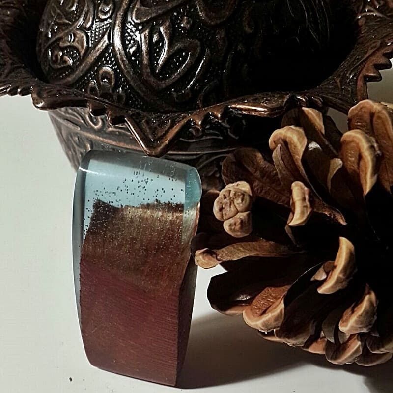 Bordo ahşap ve şeffaf reçine kolye