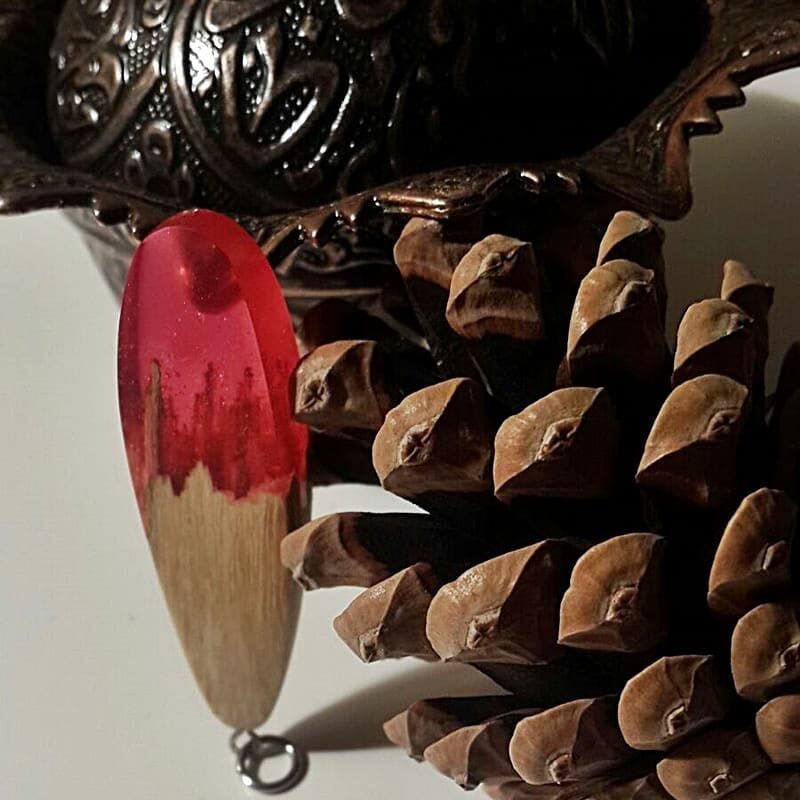 Kırmızı reçineli açık ahşap kolye