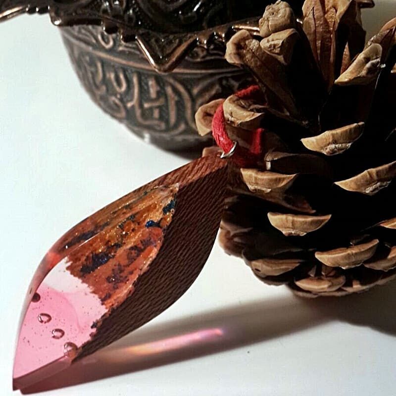 Pembe-turuncu reçineli ahşap yaprak kolye